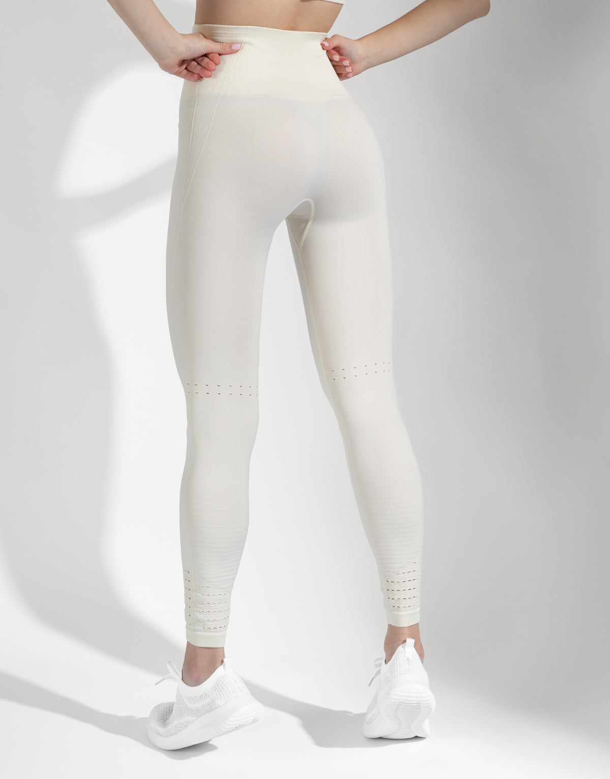 CLASSIC CREME SEAMLESS (FREE TOP)